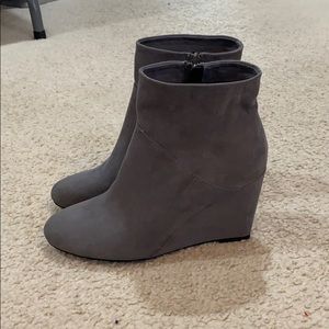 Report woman’s Gray ankle wedge booties